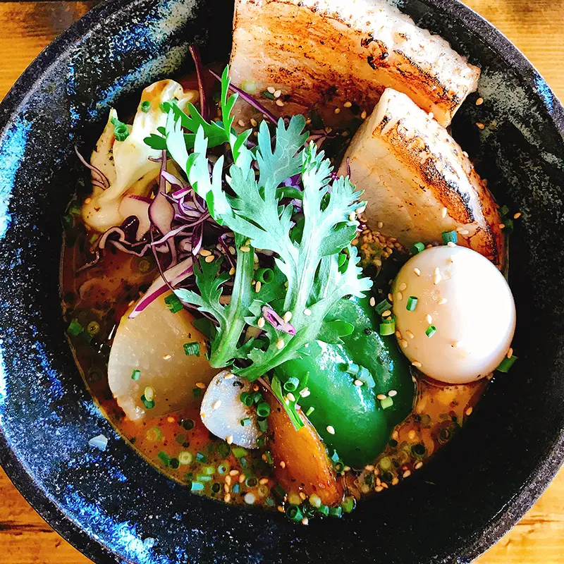 琥珀色　炙り白煮豚と半熟味玉